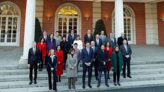 El presidente del Gobierno, Pedro Snchez (centro), posa con su nuevo Gabinete  en el palacio de la Moncloa antes del primer consejo de ministros celebrado el martes 14 de enero
