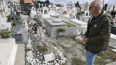 Fosas comunes del cementerio de Serantes, en foto de archivo, con el historiador Xos Manuel Surez, redactor del informe para declarar Ferrol como Lugar de Memoria Democrtica.