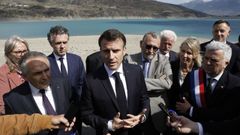 Macron se traslad� a la localidad alpina de Savines le Lac, donde visit� un pantano que refleja los efectos de la sequ�a.