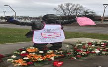 La alameda de Manolo Preciado, vestida con un delantal en el D�a Internacional de la Mujer