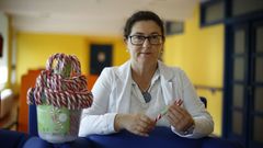Carmen L�pez, directora de la Federaci�n Gallega de Enfermedades Raras y Cr�nicas (Fegerec), posa con los bastones de la campa�a navide�a de la entidad