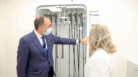 Julio Garca Comesaa y Elona Nez, en la nueva rea de endoscopias del hospital de Barbanza.