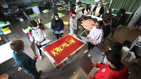 Colexio Fingoi. Nenos de 6.� de primaria preparando un proxecto sobre Xela en clase de Lingua