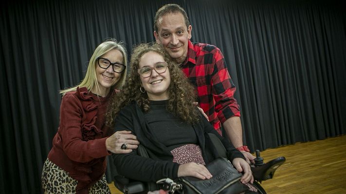 Cayetana posa con sus padres, Lol� Su�rez y Eduardo Agraso.