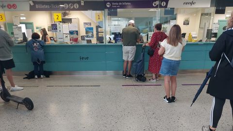 Usuarios de Renfe en una estaci�n de Gij�n