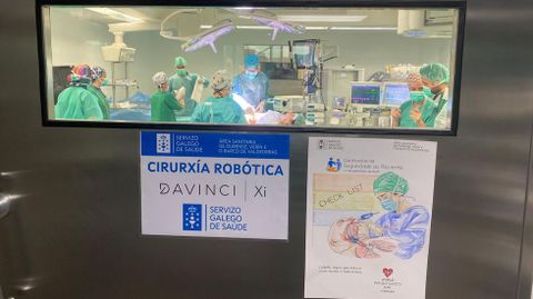 El cartel del D�a Mundial de la Seguridad del Paciente, pegado en la puerta de uno de los quir�fanos del CHUO.