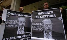 <span lang= es-es >Protesta en Lisboa por el rescate del BES</span>. Un grupo de indignados portugueses protestaron ayer en Lisboa, a las puertas de la sede del Banco Esp�rito Santo (BES), contra el rescate de la entidad con fondos p�blicos. Demandan que la banca sea tratada como cualquier otra empresa. 