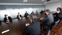 El presidente de la Xunta, Alberto N��ez Feijoo, presidi� este mi�rcoles una reuni�n con la armadora y alcaldes en la Autoridad Portuaria de Mar�n