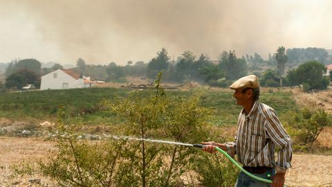 Un vecino ayuda en las tareas de extinci�n en Silves, cerca de Monchique 