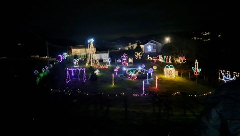 Casa con mucha decoracin navidea en Santa Cruz de Ribadulla, en Vedra