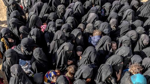 Cientos de mujeres con burka, muchas de ellas occidentales, y sus hijos est�n entre los mas de 7.000 civiles que han huido de Baghuz