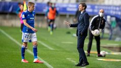 Cuco Ziganda y Mossa, en la banda del Carlos Tartiere durante un partido