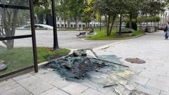 Restos de los ba�os port�tiles que ardieron en la plaza de la Tolerancia