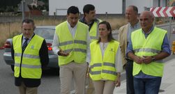 Varios cargos pol�ticos se desplazaron a Cangas para ver las aceras.