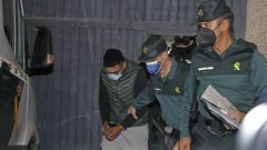 David Mac�a mientras era trasladado por la Guardia Civil, ya detenido