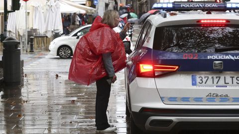 Una peregrina, pidiendo informaci�n a una patrulla de Polic�a Local, en Santiago. 