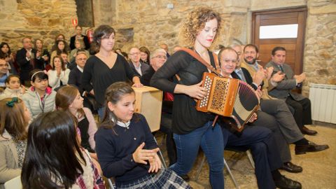 Apertura do acto con Vero Rilo, contadora de historias e Sonsoles Penadique (acorde�n)