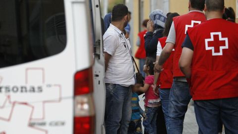 El personal de la Cruz Roja acompa�� en todo momento al primer grupo de refugiados que llega a Galicia procedentes de L�bano.