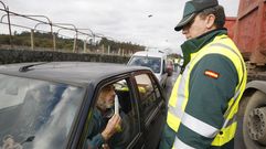Un conductor es sometido a un test droga por la Guardia Civil. 