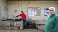 Vecinos de Santo Estevo recogen agua de una fuente p�blica