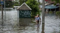 Un hombre camina  por una calle inundada en la ciudad de Jers�n
