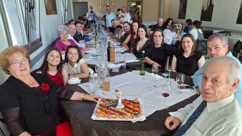 Hortensia Fernández y José Vázquez (en primer término) celebraron su 50 aniversario de boda en un restaurante de Castro de Carballedo