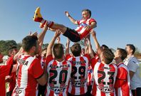 Janeiro, que colgar� las botas al final de la temporada, fue manteado por sus compa�eros. 