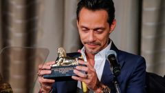 Marc Anthony recibiendo el galardn 