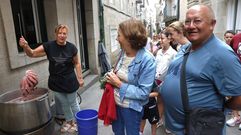 Luisa Rodrguez cuece pulpo a diario en la calle y numerosos turistas se paran a preguntar, fotografiar y pedir mesa.