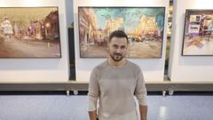 El pintor Andr�s Gabarres en su exposici�n en Nar�n