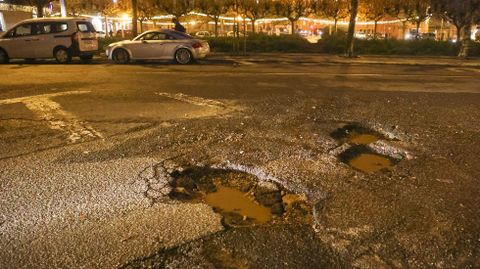 Conjunto de agujeros en la confluencia de las calles Naturalista L�pez Seoane y San Ram�n, en el campus universitario.