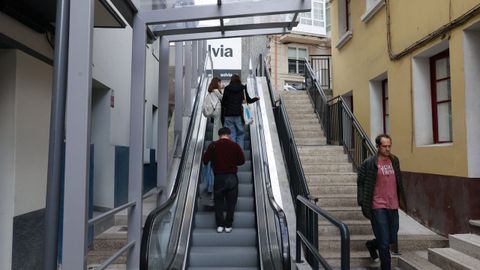 Vecinos de Adelaida Muro, en las escaleras mec�nicas inauguradas este lunes por la alcaldesa de A Coru�a