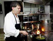 Jos� Ram�n Rodr�guez preparando un plato.