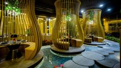 El restaurante Sushi Salvaje llama la atenci�n por tener una laguna en el medio, con cinco mesas flontantes, en el interior del local