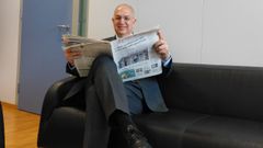 Costa Kadis, comisario de Pesca y Oc�anos, leyendo La Voz el 21 de abril del 2026, cuando concedi� una entrevista a este diario.