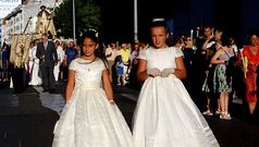 Dos ni�as que celebraron su Primera Comuni�n acompa�aron tambi�n al santo.