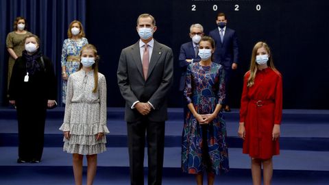 Los reyes Felipe VI y Letizia y su hijas la princesa Leonor y la infanta Sofa posan en una foto de grupo con los ganadores de los premios Princesa de Asturias