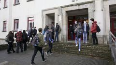 En la imagen, alumnos a la entrada de la Polit�cnica Superior