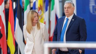 La primera ministra italiana, Giorgia Meloni, con su hom&oacute;logo h&uacute;ngaro, Viktor Orb&aacute;n, en Bruselas