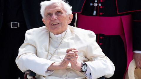 Benedicto XVI, ya papa emrito en esta imagen, en el Aeropuerto de Munich en junio de 2020.