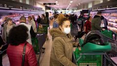 Compras de alimentos y productos b�sicos en un supermercado 