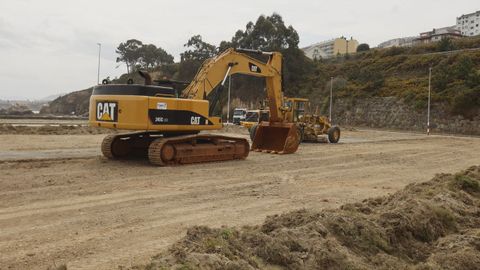 Maquinaria pesada en la explanada portuaria preparando el terreno para la construcci�n