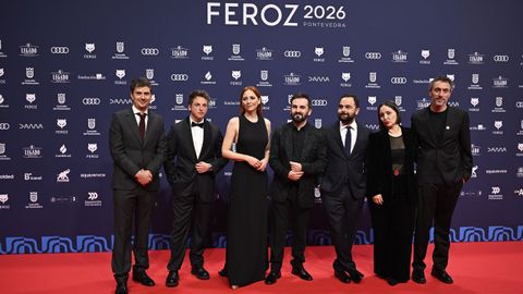 Integrantes de la serie �La vida es breve� posan a su llegada a la gala de entrega de los Premios Feroz