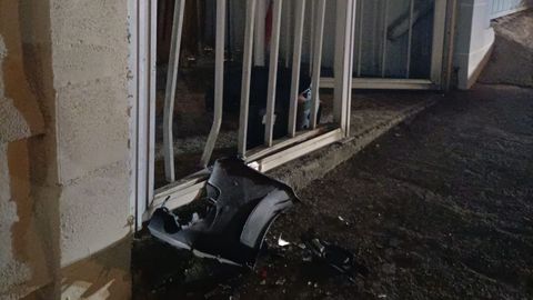En el lugar quedaron restos del vehículo accidentado