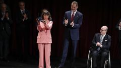 La hija de Pl�cido Arando, Maite Arango recibe de manos del rey Felipe VI junto al presidente del C�rculo de Empresarios, John de Zulueta Greenebaum durante el acto de entrega a t�tulo p�stumo del premio �Reino de Espa�a a la trayectoria empresarial� a Pl�cido Arango celebrado en el Museo del Prado en Madrid