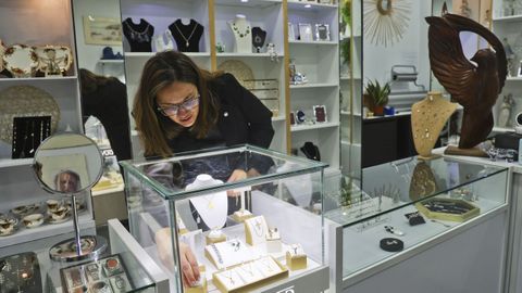 Begoa Alfaya muestra algunas de las piezas de oro que tienen a la venta en Joya Ferrol.