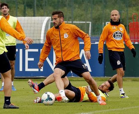 Lopo se escapa de la marca de Toch� durante el entrenamiento de ayer en Abegondo.