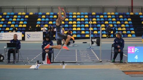 Jos� Pena en la prueba de salto de longitud del campeonato. 