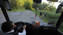 Imagen de archivo de un autob�s haciendo una ruta por el rural.