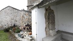 La l�pida, que fue encontrada en la huerta de la iglesia parroquial de O Vicedo, tiene la llamada �cruz patada� de Santiago